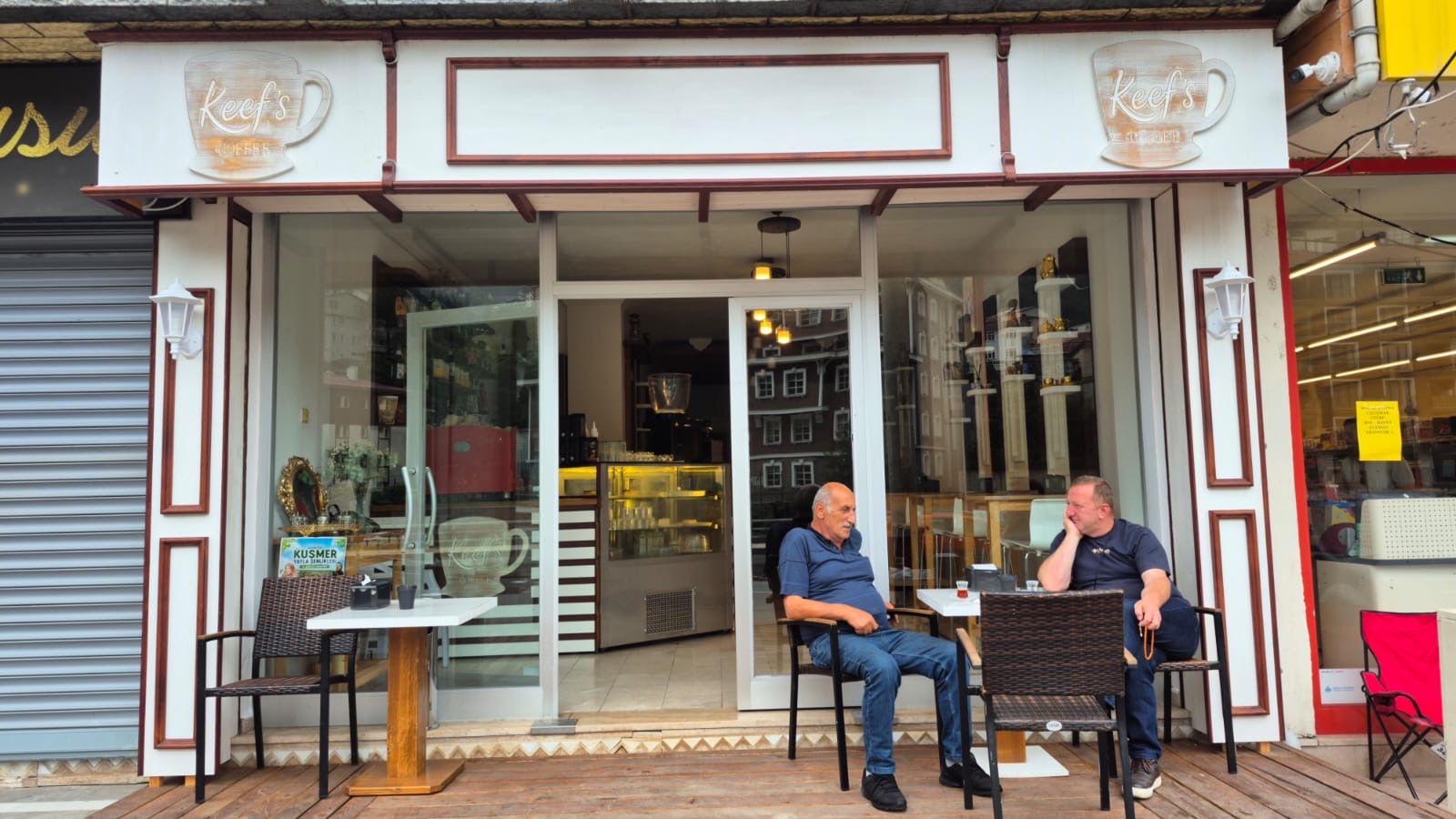 Keef's Kafe dış cephe ve dış oturma alanı
