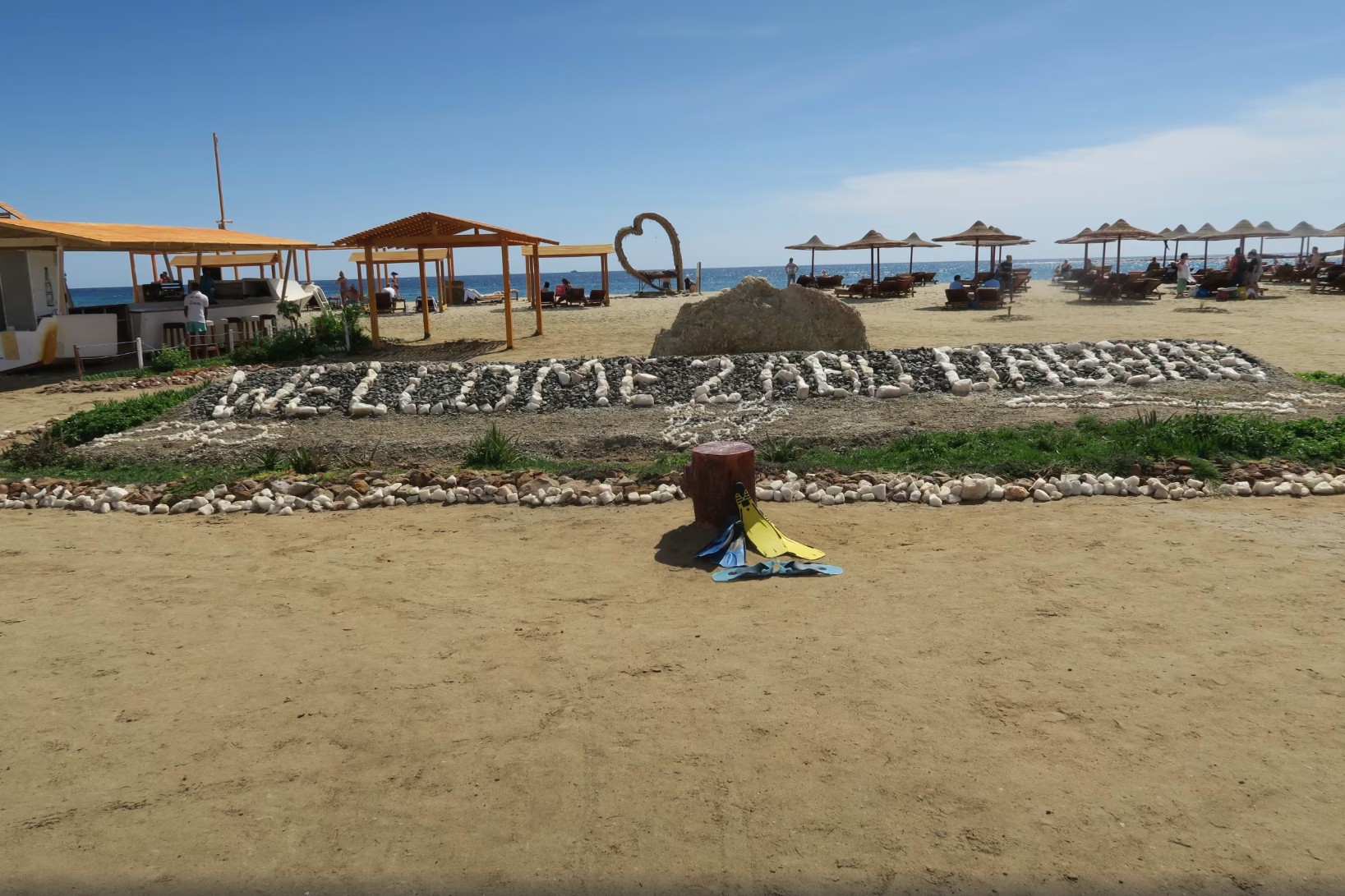 Holz-Pavillon und Herzskulptur am Abu Dabbab Beach