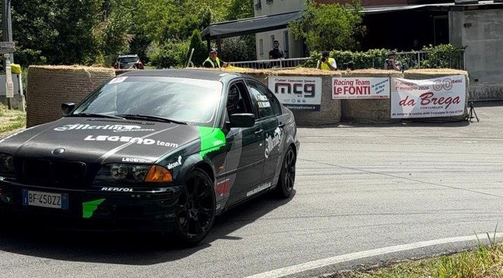 La BMW del Legend Team in azione sugli asfalti di casa