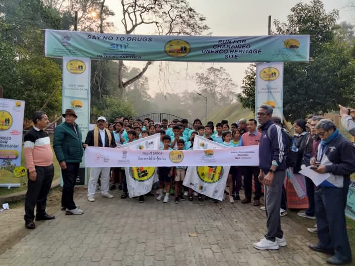 Runners at the start arch — Run for UNESCO Heritage