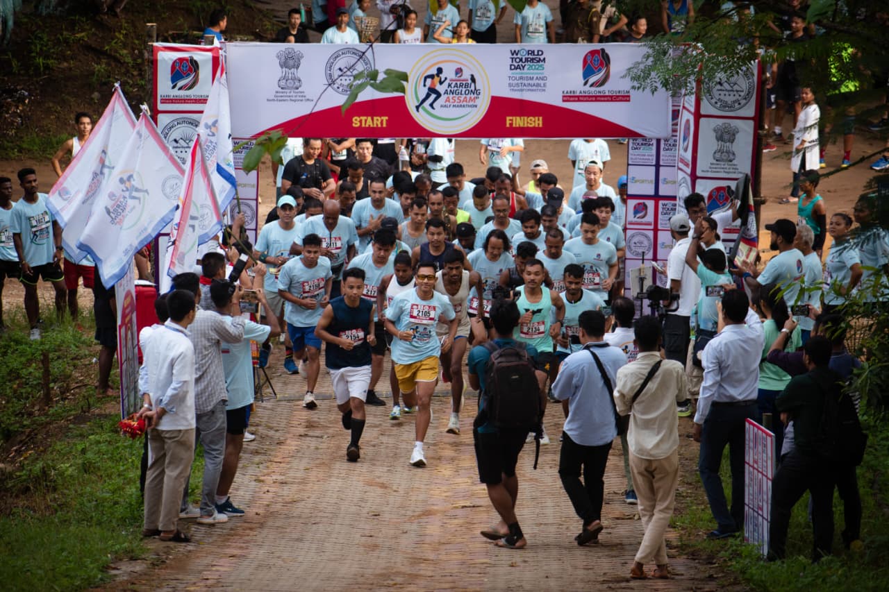 The 21K pack storms out of the start