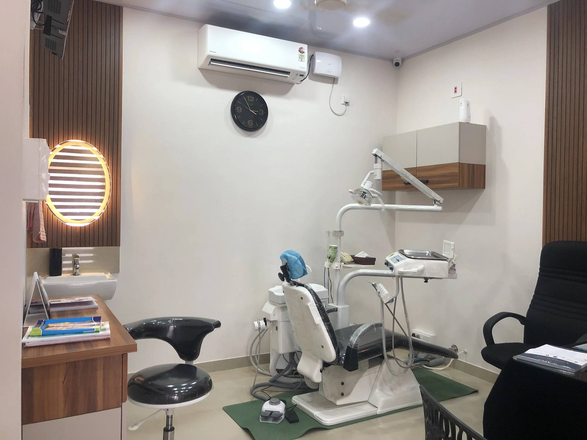 Dental chair treatment room with round accent light