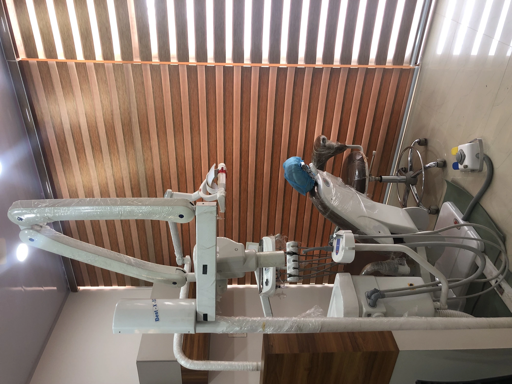 Digital X-ray unit against wood-slatted wall