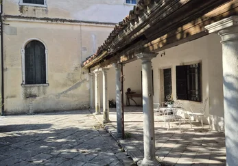 Il portichetto con le colonnine delle cedraie di Villa Da Lezze